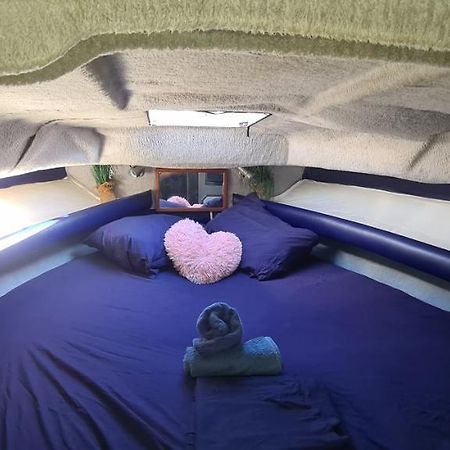 Boat To Sleep In Barcelona Hotel ซานต์อาเตรียเดเบซอซ ภายนอก รูปภาพ