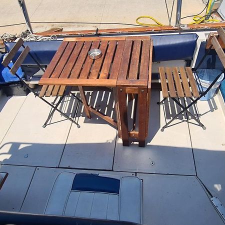 Boat To Sleep In Barcelona Hotel ซานต์อาเตรียเดเบซอซ ภายนอก รูปภาพ