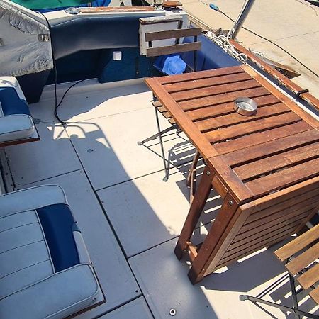Boat To Sleep In Barcelona Hotel ซานต์อาเตรียเดเบซอซ ภายนอก รูปภาพ