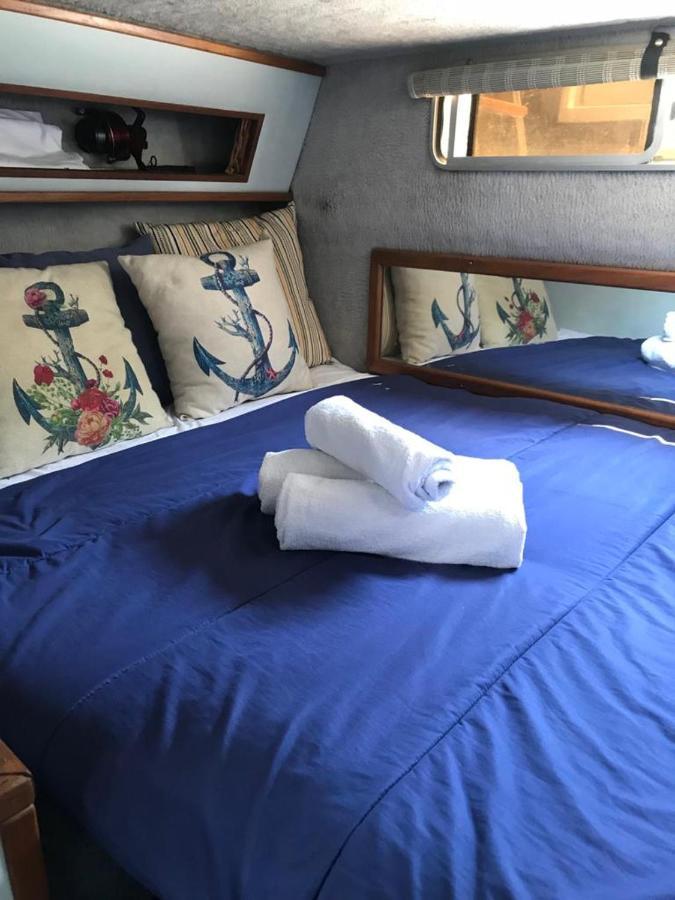 Boat To Sleep In Barcelona Hotel ซานต์อาเตรียเดเบซอซ ภายนอก รูปภาพ