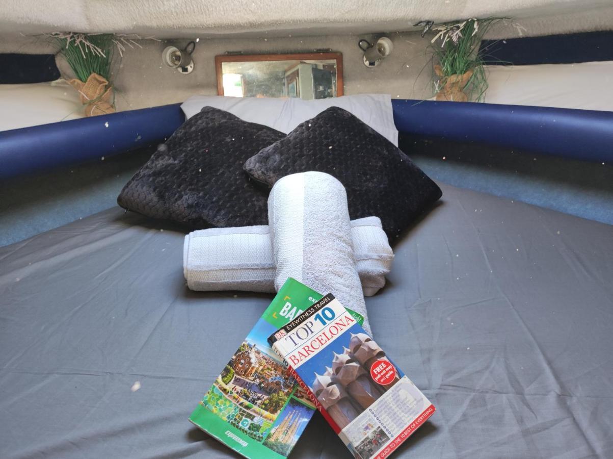 Boat To Sleep In Barcelona Hotel ซานต์อาเตรียเดเบซอซ ภายนอก รูปภาพ