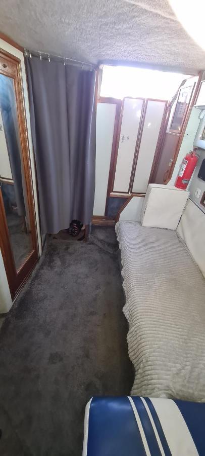 Boat To Sleep In Barcelona Hotel ซานต์อาเตรียเดเบซอซ ภายนอก รูปภาพ