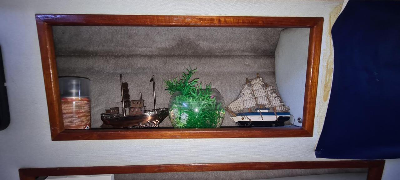 Boat To Sleep In Barcelona Hotel ซานต์อาเตรียเดเบซอซ ภายนอก รูปภาพ
