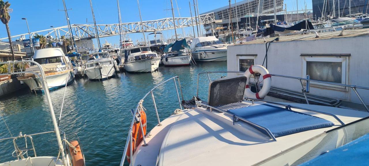 Boat To Sleep In Barcelona Hotel ซานต์อาเตรียเดเบซอซ ภายนอก รูปภาพ