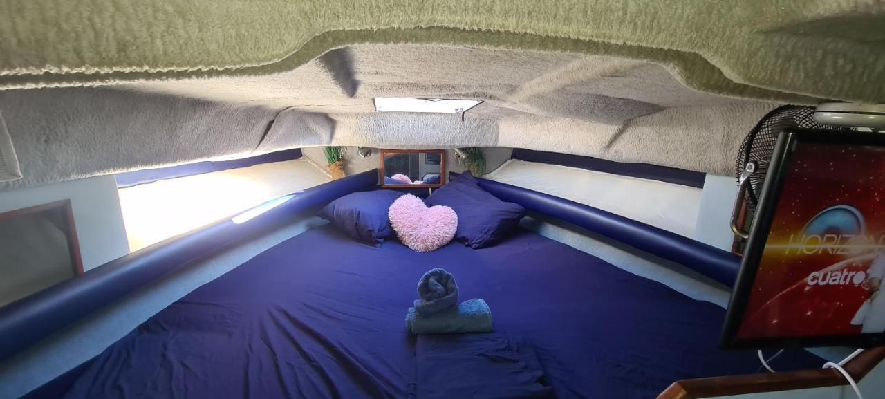Boat To Sleep In Barcelona Hotel ซานต์อาเตรียเดเบซอซ ภายนอก รูปภาพ